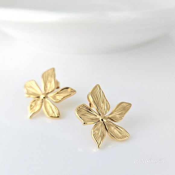 NEW Gold Plumeria Flower Stud Earrings - Picture 3 of 10